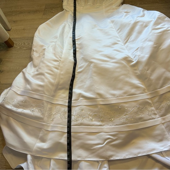 David’s Bridal Satin Wedding Dress A-line Plus Size Beading Cap Sleeve Train 18W - Picture 15 of 15